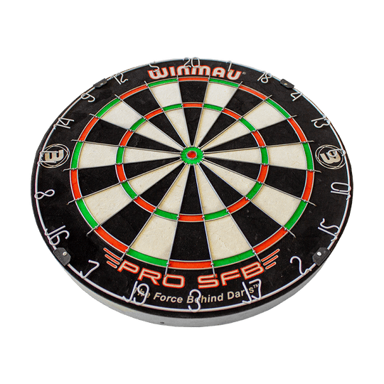 1602_Winmau_Pro_SFB_Dartboard_2 Das Bild zeigt eine Winmau Pro SFB Dartboard-Scheibe. Die Dartscheibe ist rund und in verschiedenen Farben wie Schwarz, Weiß, Rot und Grün unterteilt.