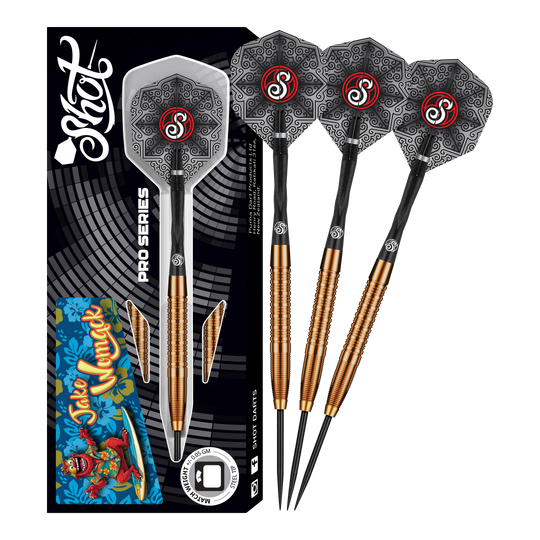 Dardos de acero Jake Womack de la serie Shot Pro, 23 g Das Bild zeigt das Produkt "Shot Pro Series Jake Womack Steeldarts - 23g". Drei Steeldarts mit schwarz-goldenem Griff und verzierten Flights sind neben der Verpackung zu sehen.