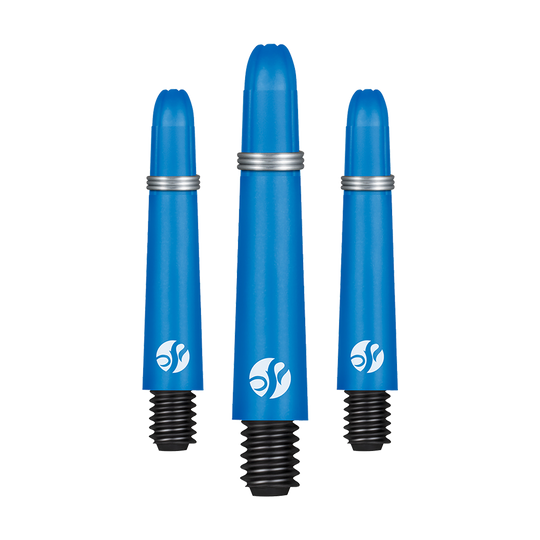 Aste Shot Koi Carbon - Blu Auf dem Bild sind drei blaue Dartschäfte mit silbernem Ring und schwarzem Schraubgewinde zu sehen. Sie stehen nebeneinander und haben das gleiche Logo aufgedruckt.