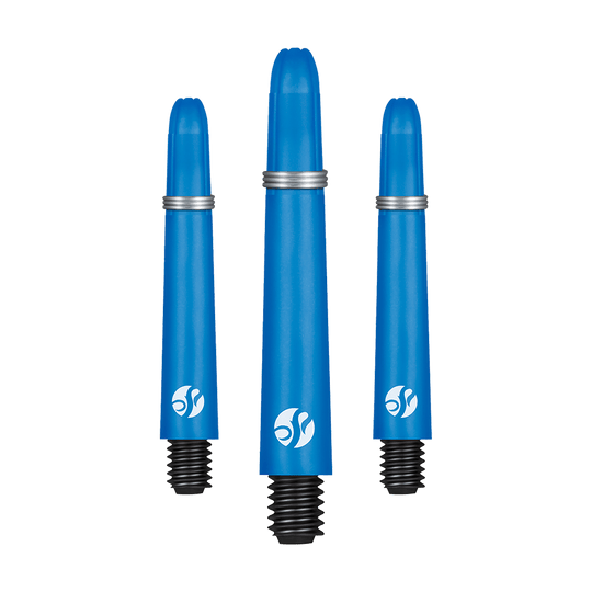 Shot Koi Carbon Shafts - Blau Auf dem Bild sind drei blaue Dartschäfte in unterschiedlicher Länge zu sehen. Sie bestehen aus Carbon und haben schwarze Gewinde sowie silberne Ringe.