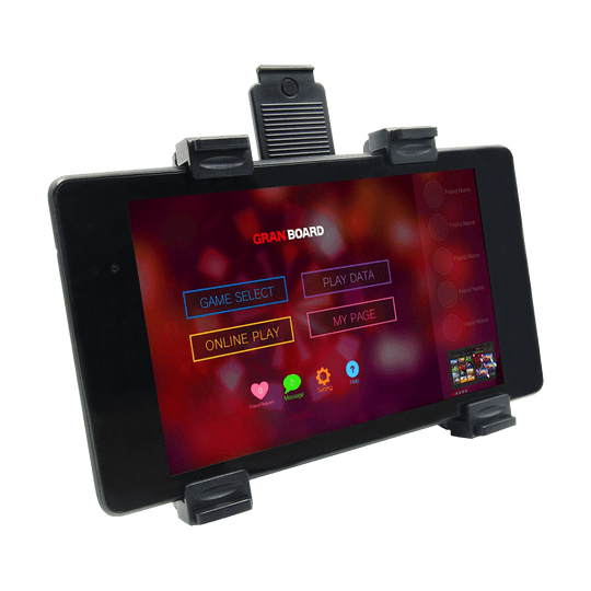GRN0040_GranBoard_Table_Holder_2 Der GranBoard Tablet Holder hält ein Tablet sicher in einer stabilen Halterung. Auf dem Tablet ist die GranBoard-App mit verschiedenen Auswahlmöglichkeiten zu sehen.