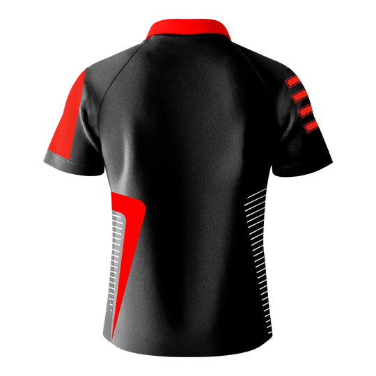 Bulls Team Dartshirt - Rot Das Bild zeigt das Bulls Team Dartshirt in Rot von hinten. Das Shirt ist hauptsächlich schwarz mit roten und weißen Designelementen auf den Ärmeln und an den Seiten.