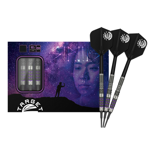 Dardos blandos Target Japan Prime Series Yuta Hayashi Sirius GEN3 MAX - 21,5 g Das Bild zeigt die "Target Japan Prime Series Yuta Hayashi Sirius GEN3 MAX Softdarts - 21,5g" vor einer Verpackung mit einem Weltraum-Motiv. Drei Darts sind neben der Box zu sehen, die schwarze Flights und ein silber-lila Design haben.