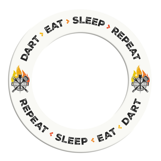 Weißes Dartboard-Surround mit dem Aufdruck 'Dart Eat Sleep Repeat'. Das Produkt ist aus einem bestimmten Blickwinkel dargestellt.
