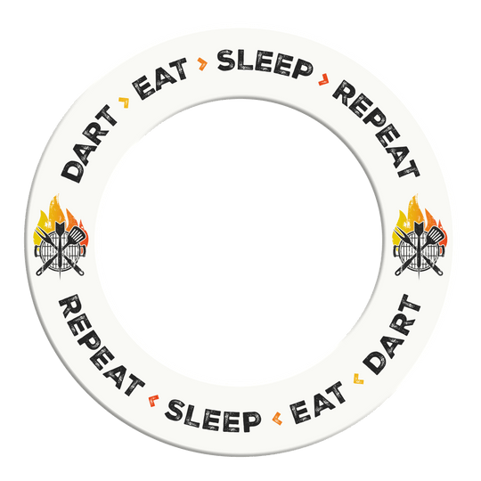McDart Dartboard Surround - Dart Eat Sleep Repeat Weißes Dartboard-Surround mit dem Aufdruck 'Dart Eat Sleep Repeat'. Das Produkt ist aus einem bestimmten Blickwinkel dargestellt.