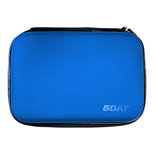 GOAT Locker XL Dartwallet Das Bild zeigt ein rechteckiges, blaues Etui mit Reißverschluss. In der unteren rechten Ecke steht das Wort "GOAT".