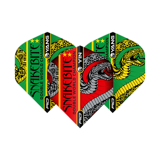 Red Dragon Peter Wright Snakebite Červeno-zelený Yin Yang Standardní lety Das Bild zeigt drei Dartflights mit bunten Farben und auffälligem Schlangen-Design. Auf den Flights steht "Snakebite Double World Champion" und sie sind in Rot, Grün, Gelb und Schwarz gestaltet.