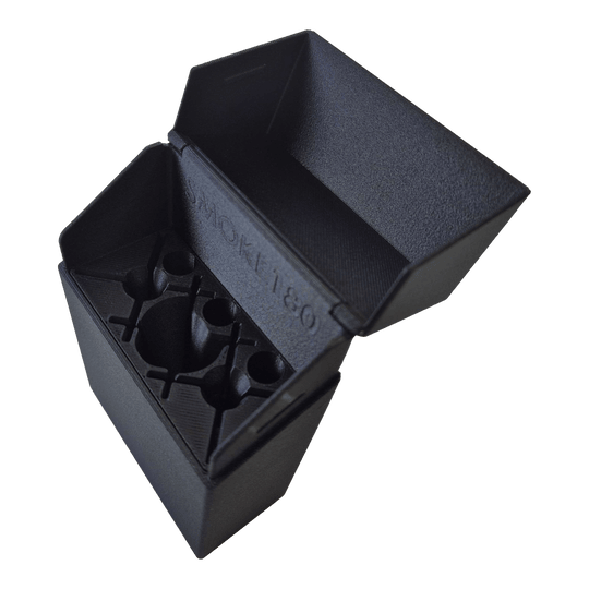 Smoke 180 Dartcase mit eigenem Design - Schwarz Vorderansicht des Smoke 180 Dartcase mit eigenem Design. Die schwarze Oberfläche und die kompakte Form sind deutlich.