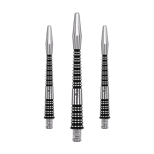 Winmau Triad RX Aluminium Shafts - Schwarz Das Bild zeigt drei schwarze Aluminium-Dartschäfte der Marke Winmau. Die Schäfte haben ein gerilltes Design und sind in unterschiedlichen Längen angeordnet.