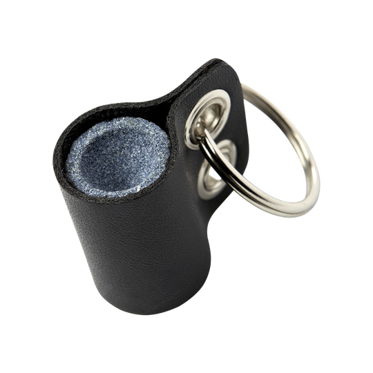667_Winmau_Keyring_Dart_Sharpener_Schleifstein_1 Das Bild zeigt einen Winmau Schlüsselanhänger Dart- Schärfer Schleifstein. Er besteht aus einem kleinen Schleifstein in einer schwarzen Hülle mit einem Metallring zum Befestigen am Schlüsselbund.