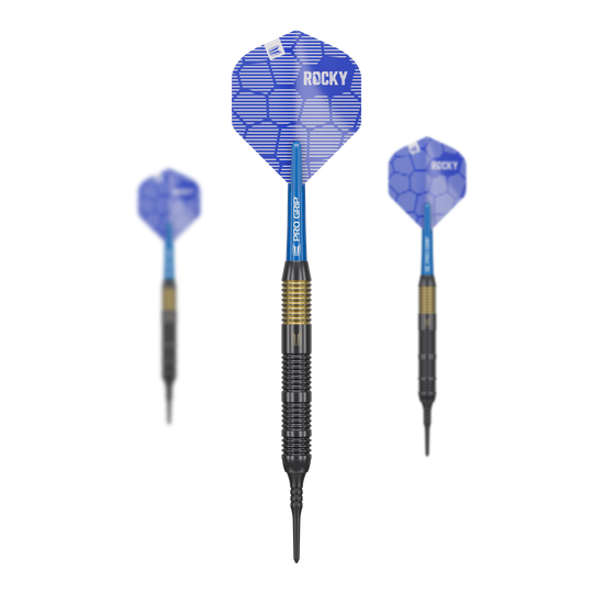 Šipky Target Josh Rock Brass měkké - 18g Das Bild zeigt drei Softdarts des Modells "Target Josh Rock Brass Softdarts - 18g". Die Darts haben blaue Flights mit der Aufschrift "ROCKY" und einem schwarz-goldenen Barrel.