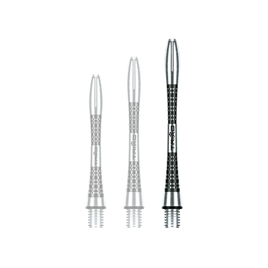 7013-201_Winmau_Triad_Aluminium_Shafts_Schwarz_46mm_1TYsKupkxhYDUa Auf dem Bild sind drei schwarze Aluminium-Dartschäfte in unterschiedlichen Längen zu sehen. Sie haben ein glänzendes, geriffeltes Design und das Wort "TRIAD" ist seitlich aufgedruckt.
