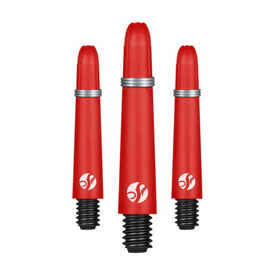 Karbonové násady Shot Koi - červené Das Bild zeigt drei rote Dartshafts mit silbernen Ringen und schwarzem Gewinde. Sie sind in verschiedenen Längen angeordnet und haben ein weißes Logo aufgedruckt.