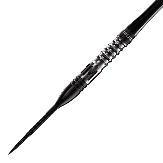 Freccette in acciaio Caliburn Player MAK Das Bild zeigt einen Caliburn Player MAK Steeldart mit einem Gewicht von 23,5g. Der Dart ist schwarz-silber und hat ein modernes, geriffeltes Griffdesign.