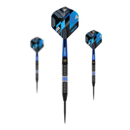 Winmau Galactics Steeldarts Das Bild zeigt drei Winmau Galactics Steeldarts mit schwarzem, blauem und silbernem Design. Die Darts haben auffällige Flights mit geometrischen Mustern in Blau und Schwarz.