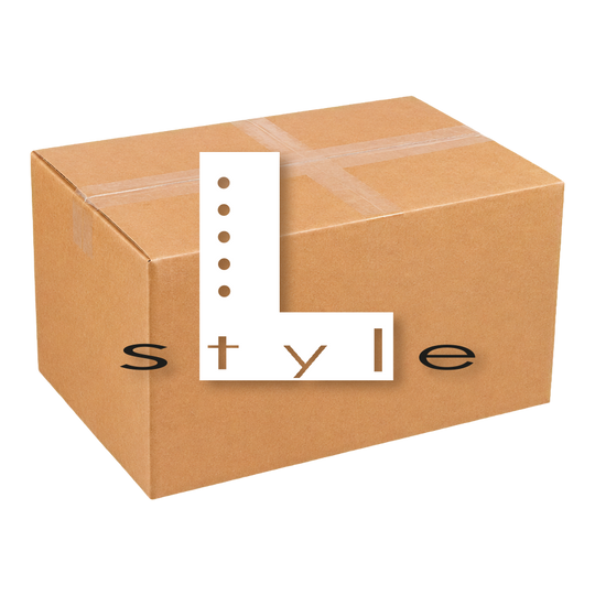 Caja misteriosa de McDart - Estilo L Die Abbildung zeigt die McDart Mystery-Box - L-Style. Diese Box enthält verschiedene Überraschungsprodukte im Bereich L-Style für Dartspieler.