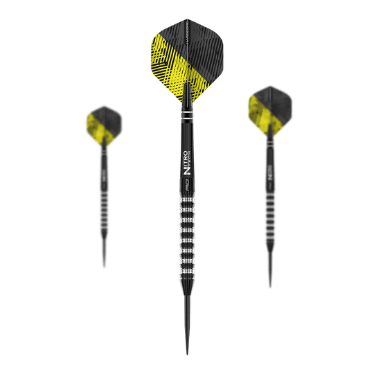 Ocelové šipky Red Dragon Razor Edge Elite Auf dem Bild sind drei Steeldarts mit schwarzen und silbernen Griffen zu sehen. Die Flights haben ein schwarz-gelbes Muster.