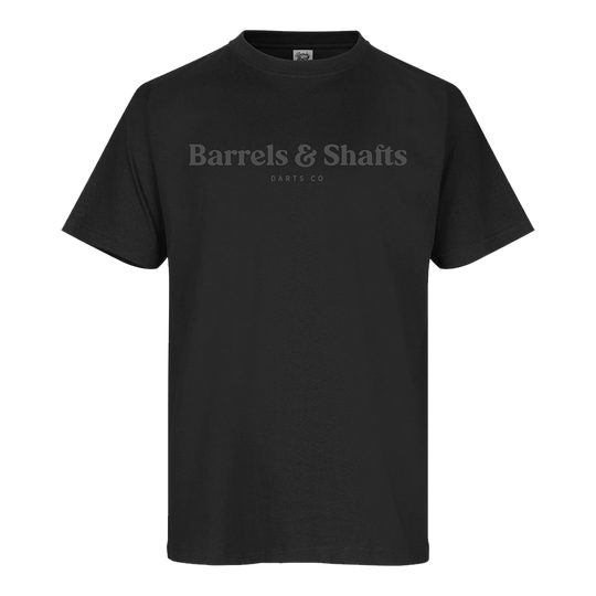 Tričko Barrels and Shafts - Černé Das Bild zeigt ein schwarzes T-Shirt mit dem Aufdruck "Barrels & Shafts" auf der Vorderseite. Unter dem Schriftzug steht in kleinerer Schrift "DARTS CO".