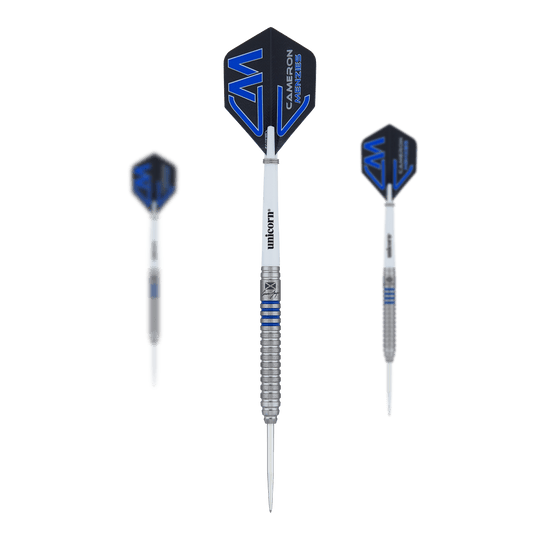 Unicorn Contender Camerion Menzies Steel Darts - 23g Das Bild zeigt drei Steeldarts des Modells "Unicorn Contender Cameron Menzies - 23g". Die Darts haben silberne Spitzen, weiße Shafts und blaue Flights mit dem Namen "Cameron Menzies".