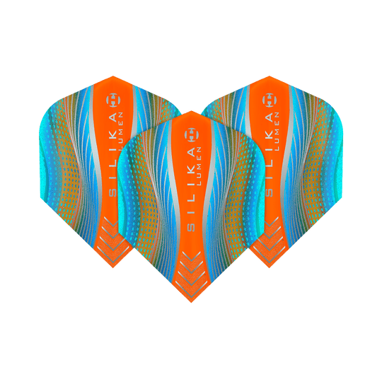 HF5126_Harrows_Silikia_Lumen_Cyan_Orange_No6_Flights_1b4IVe30S47Jfy Das Bild zeigt drei Dart-Flights des Modells „Harrows Silika Lumen Cyan Orange No6“. Die Flights sind in auffälligen Farben mit orangefarbenen, blauen und goldenen Mustern gestaltet.