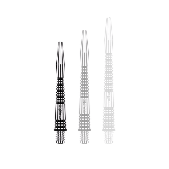 Winmau Triad RX Aluminium Shafts - Schwarz Auf dem Bild sind drei schwarze, geriffelte Aluminium-Dartschäfte in unterschiedlicher Länge zu sehen. Sie haben ein silbernes Muster und die Marke "Triad RX" ist darauf eingraviert.