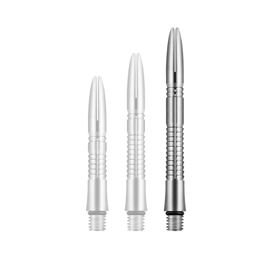 Tiges en titane Shot Mako Auf dem Bild sind drei silberne, metallische Dartschäfte in unterschiedlichen Längen zu sehen. Sie haben ein geriffeltes Design und sind aus Titan gefertigt.