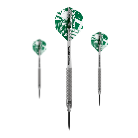 Šipky GOAT Fairway V2 z wolframové oceli Das Bild zeigt drei GOAT Fairway V2 Tungsten Steeldarts mit silbernen Schäften und grünen Flights. Auf den Schäften steht "GRIPTECH" und die Darts haben eine strukturierte Griffzone.