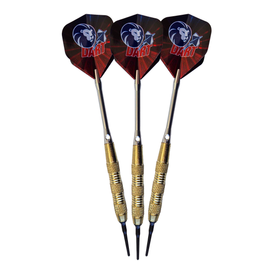 99 šipek Löwen Soft-Tip – 18g Das Bild zeigt drei 99 Löwen Soft-Tip Darts mit einem Gewicht von 18g. Die Flights sind schwarz-rot und mit einem Löwenkopf-Motiv sowie dem Schriftzug "DART" bedruckt.