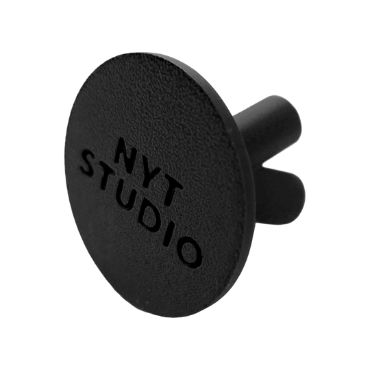 Das Bild zeigt einen schwarzen, kompakten Dart-Halter. Es handelt sich um den NYTStudio Compact Darts Halter.