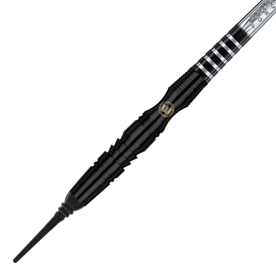 Měkké šipky Winmau Sniper Black - 20g Dies ist ein Winmau Sniper Black Softdart mit einem Gewicht von 20g. Der Dart hat ein elegantes schwarzes Design mit silbernen Akzenten.