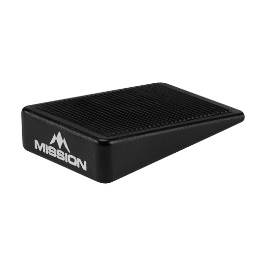 Mission Dartboard Wedges Abstandshalter (8er-Set) Das Bild zeigt einen schwarzen Keil mit der Aufschrift "MISSION". Es handelt sich um einen Abstandshalter für Dartboards aus dem 8er-Set "Mission Dartboard Wedges Abstandshalter".