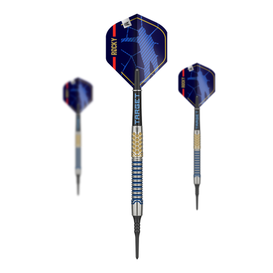 Měkké šipky Target Josh Rock GEN1 - 20g Das Bild zeigt drei Softdarts des Modells "Target Josh Rock GEN1" mit einem Gewicht von 20g. Die Darts haben blaue Flights mit dem Schriftzug "ROCKY" und ein metallisch gemustertes Barrel.