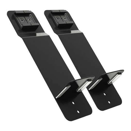 Accesorio de montaje para cargador GranDarts Gran Eye Das Bild zeigt zwei schwarze Metallhalterungen des Produkts "GranDarts GranEye Mag Mount Befestigung". Jede Halterung hat eine gebogene Kante und eine Befestigungsplatte mit Schraubenlöchern.