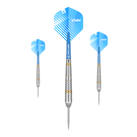 Target Phil Taylor Brass Steeldarts - 22g Das Bild zeigt drei Target Phil Taylor Brass Steeldarts mit einem Gewicht von 22g. Die Darts haben blaue Flights und silberne, gerillte Barrels.