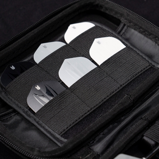 Pouzdro na šipky Takoma Ghost Series Luke Littler Das Bild zeigt das Target Takoma Bolide Dartcase, in dem mehrere Dart-Flights ordentlich in elastischen Halterungen verstaut sind. Das Case ist schwarz und bietet sicheren Schutz für das Dartzubehör.