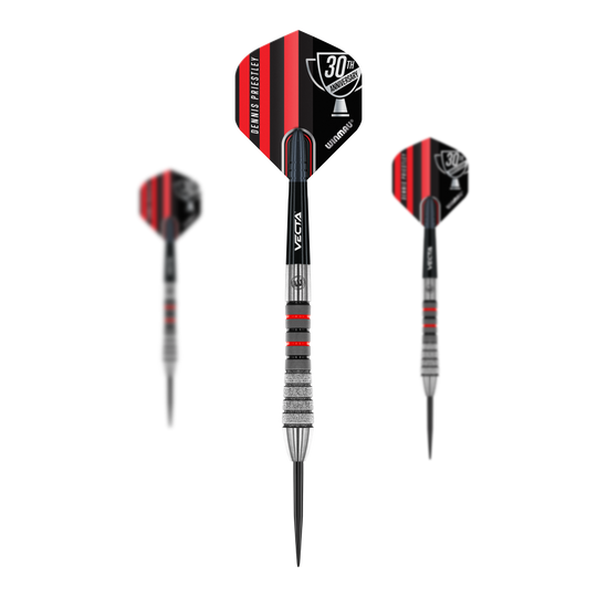 Ocelové šipky Winmau Dennis Priestley Diamond 3-Zero Das Bild zeigt drei Winmau Dennis Priestley Diamond 3-Zero Steeldarts. Die Darts haben schwarze und rote Flights mit silbernen und roten Akzenten am Schaft.