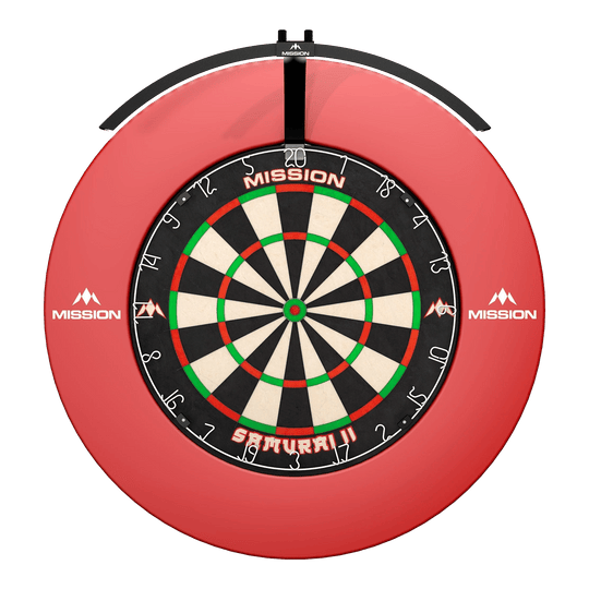 Iluminación LED plegable para diana Mission Torus 100 Das Bild zeigt ein rundes, beleuchtetes LED-Dartboard mit der Aufschrift "Mission Torus 100" und "Samurai II" in der Mitte. Das Dartboard ist von einem roten Schutzring mit dem Mission-Logo umgeben.