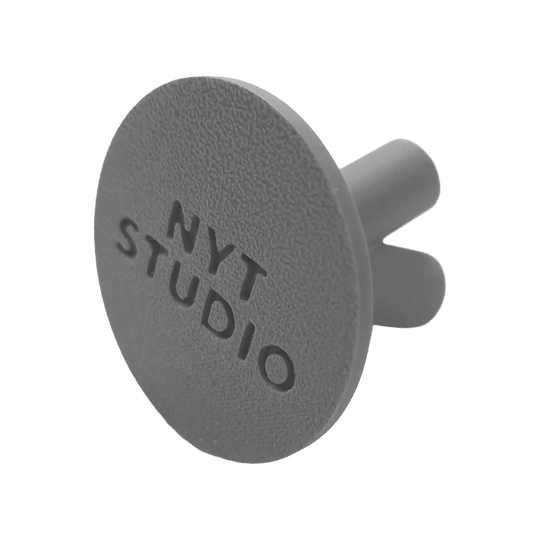 NYT Studio Compact Dart Holder Das Bild zeigt einen NYTStudio Compact Darthalter in Grau. Diese Darstellung wurde vom Dateinamen abgeleitet.