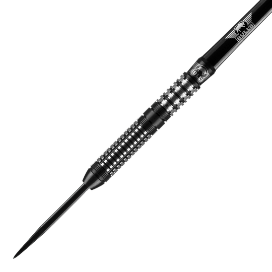 Bulls NL Luna Neoma Steeldarts Das Bild zeigt einen Bulls NL Luna Neoma Steeldart. Der Dartpfeil ist schwarz-silbern und hat ein feines, geriffeltes Griffdesign.
