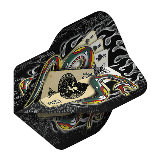 Standardní letky Alchemy Snake Of Spades No2 Das Bild zeigt die „Alchemy Snake Of Spades No2 Standard Flights“. Das Design zeigt eine bunte Schlange, die sich um Spielkarten windet, vor einem schwarzen Hintergrund mit Flammenmotiven.