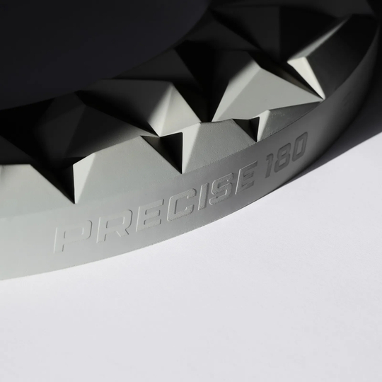 Tablero de dardos 3D Precise 180 Surround Subterra - Gris nórdico Abgebildet ist das Precise 180 3D Dartboard Surround Subterra in der Farbe Nordic Grey. Es dient als schützendes und dekoratives Element für Dartscheiben.