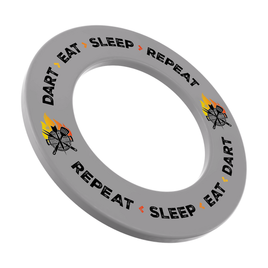 Diana McDart: Dardos, Comer, Dormir, Repetir Dartboard-Surround in grauer Farbe mit dem Slogan 'Dart Eat Sleep Repeat'. Auf dem Bild ist das Produkt frontal zu sehen.
