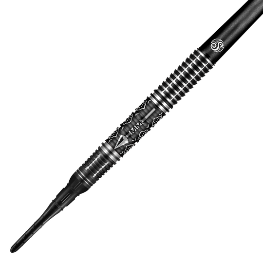 66760_Shot_Devon_Petersen_The_Courage_Softdarts_2 Auf dem Bild ist ein Softdart namens "Shot Devon Petersen The Courage" zu sehen. Der Dart hat ein schwarzes, silbern gemustertes Design mit feinen Gravuren.
