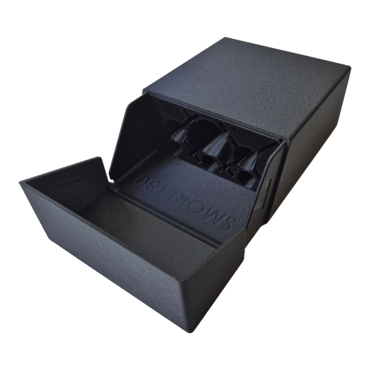 Smoke 180 Dartcase mit eigenem Design - Schwarz Nahaufnahme des Smoke 180 Dartcase mit individuellem Design in Schwarz. Die Verschluss-Mechanik ist erkennbar.