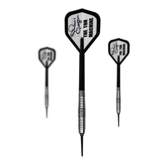 McKicks Alam Glazier Shark Machine Softdarts Das Bild zeigt drei Softdarts des Produkts "McKicks Alam Glazier Shark Machine". Die Darts haben silberne Griffe und weiße Flights mit der Aufschrift "THE TON MACHINE".