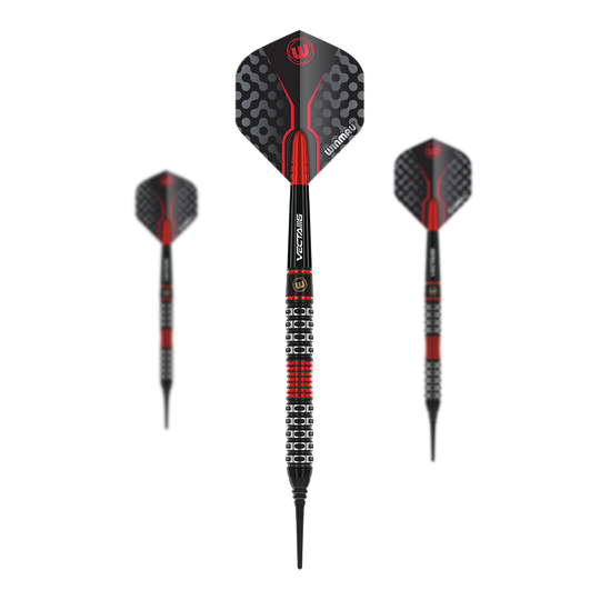 Winmau Joe Cullen Special Edition soft darts Auf dem Bild sind drei Softdarts mit schwarzen und roten Details zu sehen. Die Flights haben ein modernes, geometrisches Muster und das mittlere Dart wird von vorne gezeigt.