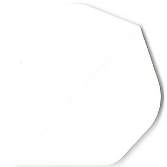 pr3 Das Bild zeigt ein weißes, sechseckiges Poly-Plain Flights PR3 Dartflight. Es hat eine schlichte, unbedruckte Oberfläche.