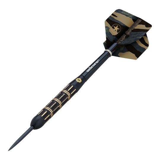 Steeldarts Unicorn Top Brass V3 - 21g Dies ist ein Steeldart der Marke Unicorn, Modell Top Brass V3 mit einem Gewicht von 21 Gramm. Der Dart hat ein schwarz-goldenes Design mit einer Tarnmuster-Flügel.