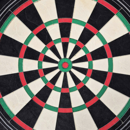 Ocelový terč Harrows Quadro 240 Noch ein Bild des Harrows Quadro 240 Steeldartboards ist zu sehen. Das Design ist klassisch.