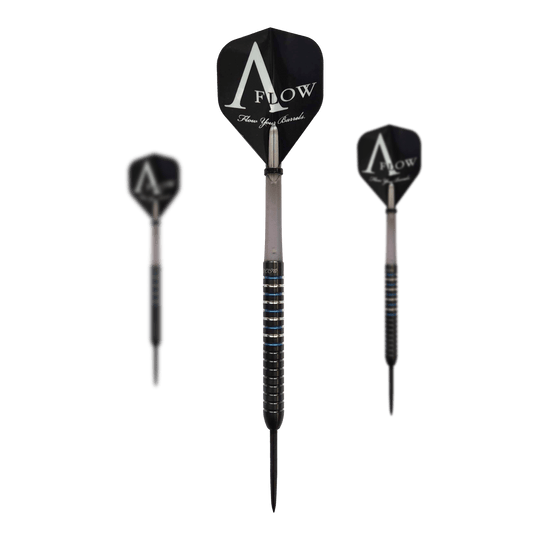 Das Bild zeigt drei Steeldarts der Marke "Dynasty Fallon Sherrock 4 S AFlow BK" mit schwarzem Design und auffälligen Ringen am Barrel. Auf der schwarzen Flight steht groß "AFLOW" geschrieben.